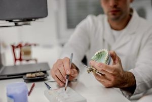 la pérdida de peso puede causar dentaduras sueltas
