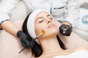 Un peeling cutáneo es una alternativa no quirúrgica para combatir el envejecimiento cutáneo.