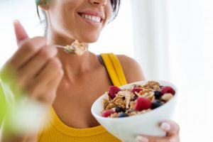 La dietética es la disciplina encargada de estudiar la relación que existe entre la salud y la alimentación, incluyendo el tratamiento de los diferentes trastornos alimentarios.