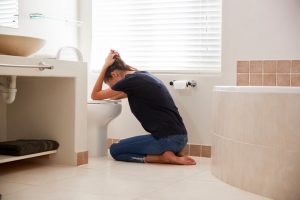 El vómito o emesis es una contracción forzada del estómago que impulsa el contenido gástrico al exterior, pasando por el esófago y la boca.