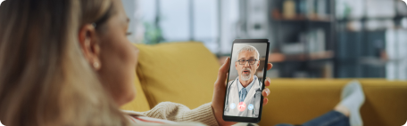 mujer en videollamada con médico